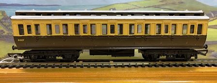 Tri-ang Hornby: OO Gauge: GWR Composite Clerestory Roof Coach - Ref R332