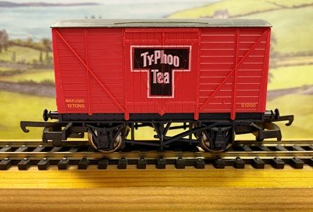 Lima: OO Gauge: 12T PO 'Typhoo Tea' Box Van