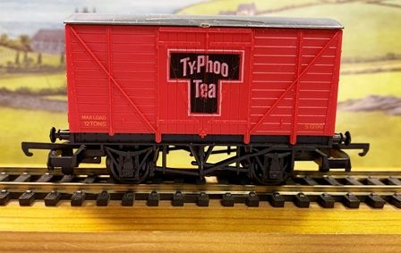 Lima: OO Gauge: 12T PO 'Typhoo Tea' Box Van