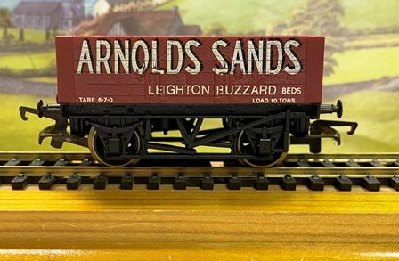 Hornby: OO Gauge: 10T 5 Plank PO 'Arnold Sands' Wagon With Load