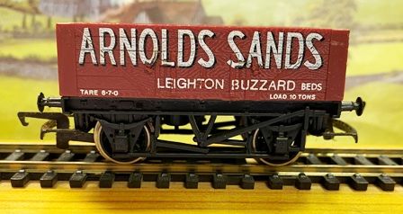 Hornby: OO Gauge: 10T 5 Plank PO 'Arnold Sands' Wagon With Load